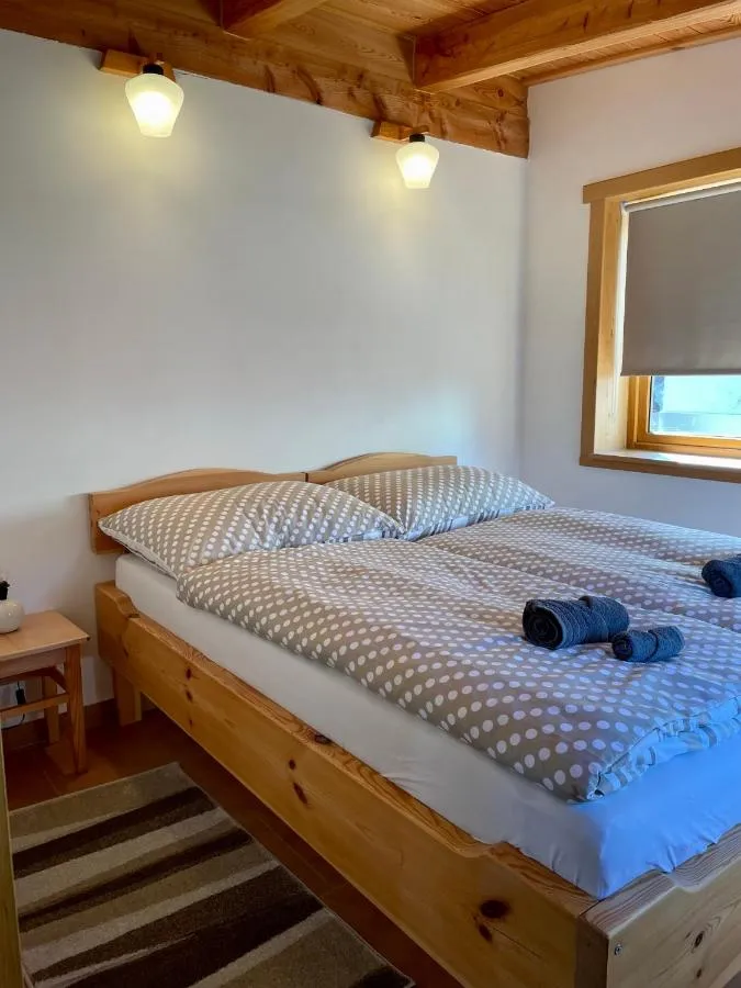 Ložnice s manželskou postelí